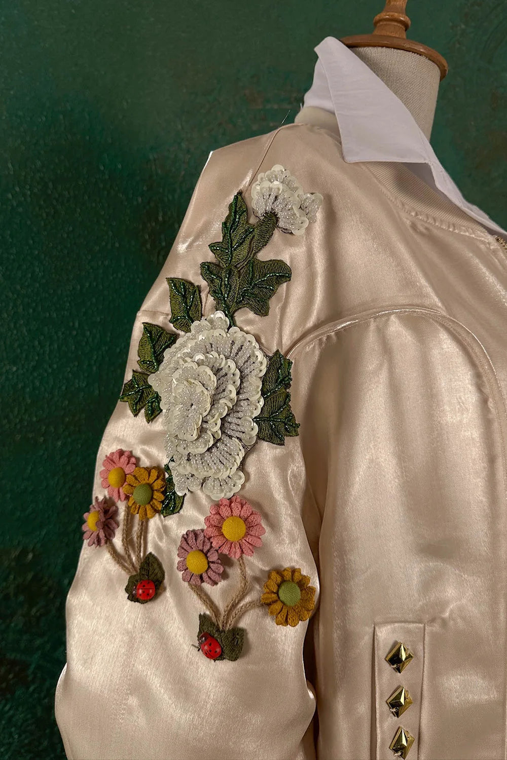 İşlemeli Parlak Ceket