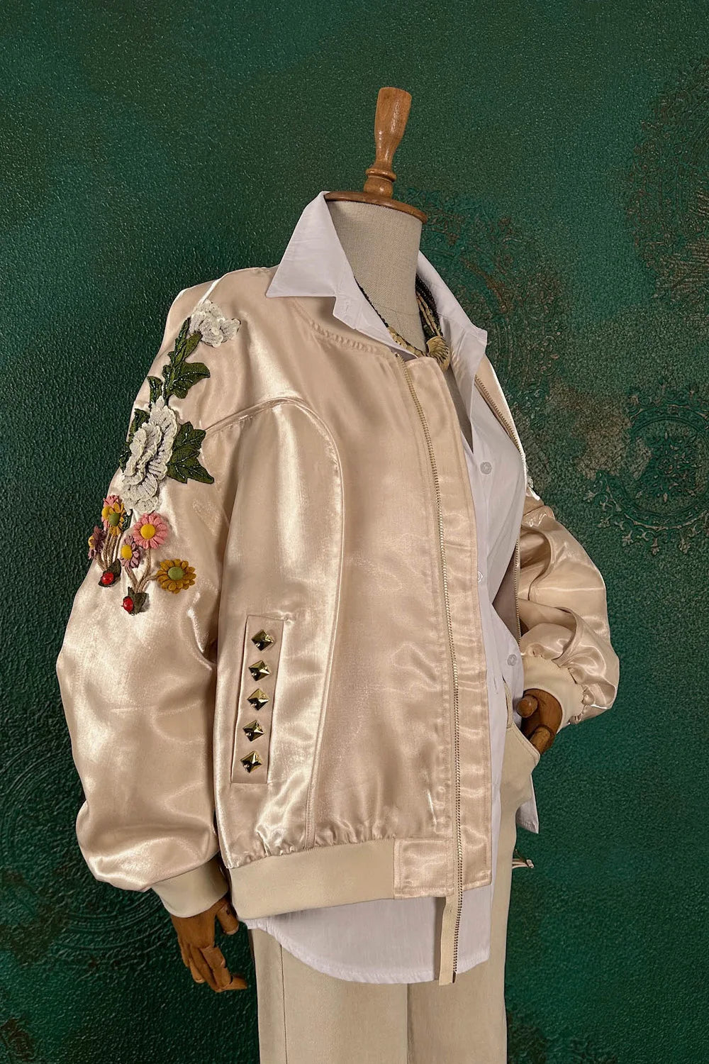 İşlemeli Parlak Ceket