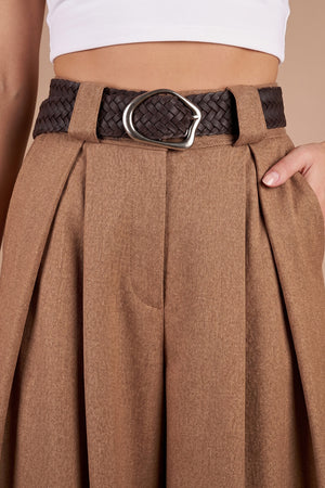 Camel rengi geniş paçalı kadın pantolonu, dokuma kumaş, beli dokuma kemeri detaylı, önden görünüm.