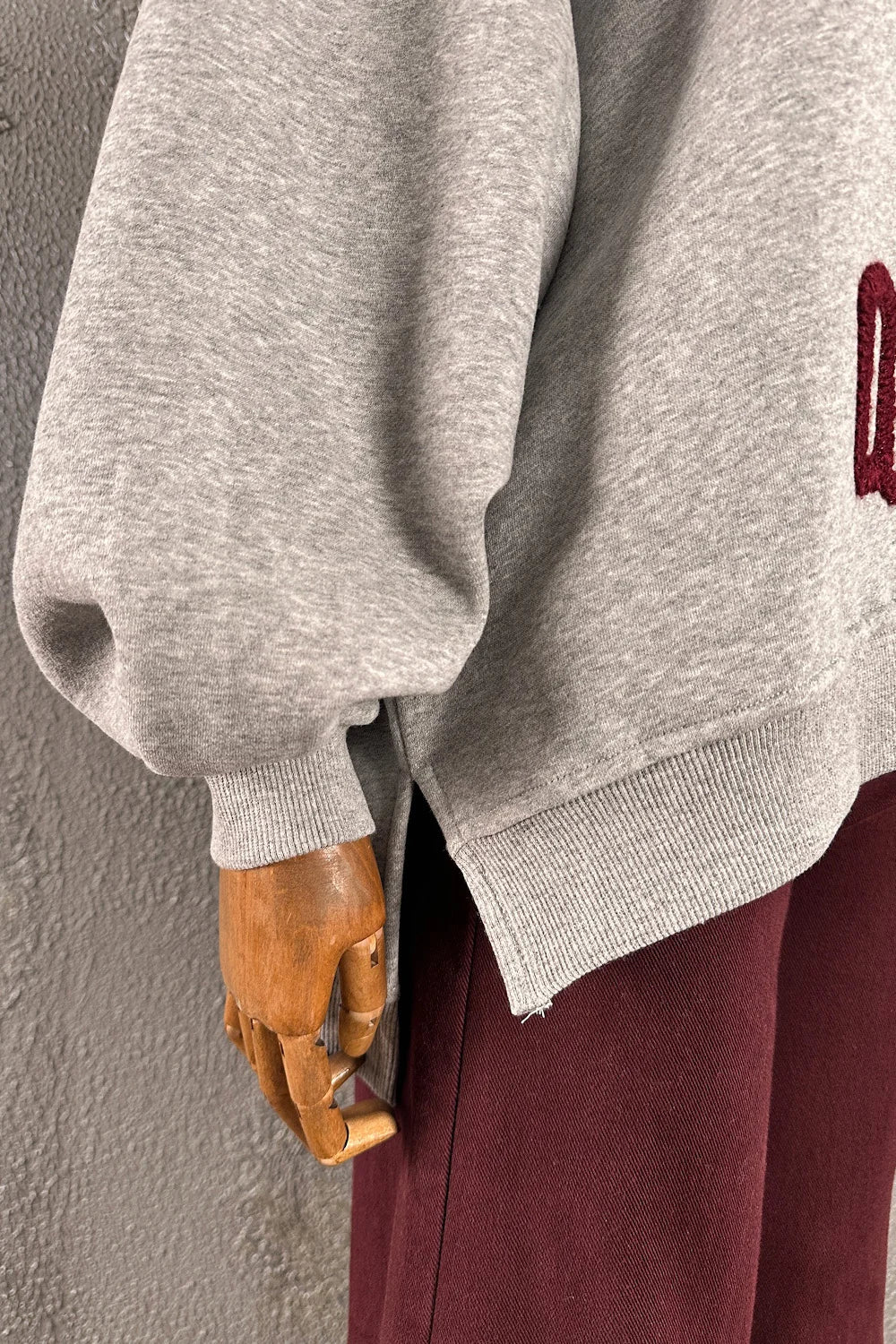 Krem melanj nakış detaylı oversize kadın sweatshirt, bordo pantolon kombinli, yandan görünüm