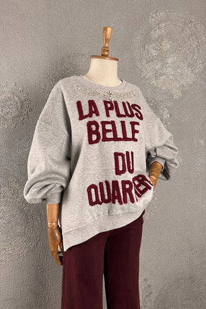 Gri nakış detaylı oversize sweatshirt, bordo baskılı yazı, kadın koleksiyonu, rahat kesim, önden görünüm