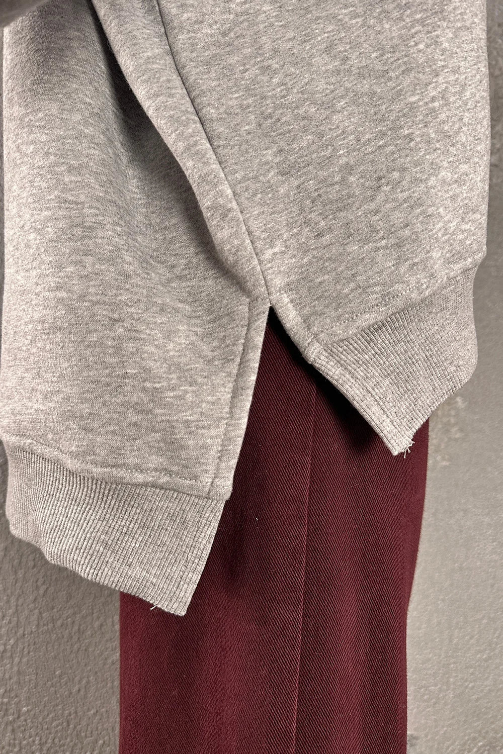 Bej oversize sweatshirt, kadın giyim, ribana detaylı, bordo pantolon kombinli, yandan görünüm, rahat kesim