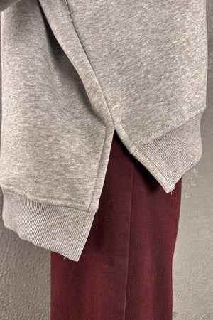 Bej oversize sweatshirt, kadın giyim, ribana detaylı, bordo pantolon kombinli, yandan görünüm, rahat kesim