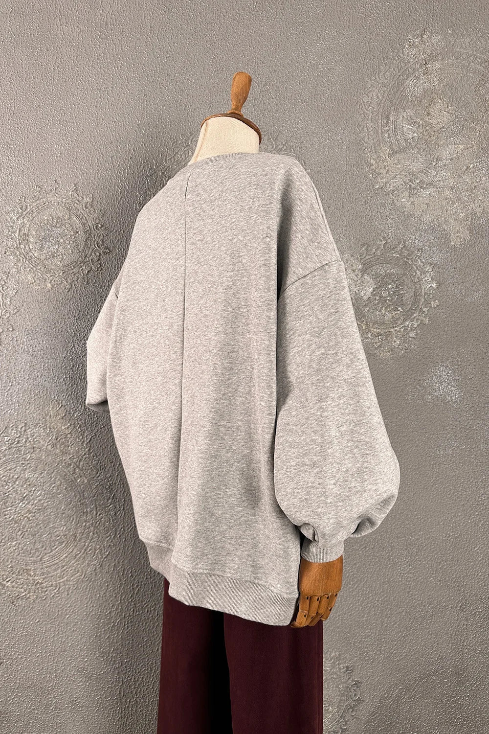 Gri melanj kadın oversize sweatshirt, rahat kesim, puf kollu, yandan görünüm, günlük giyim