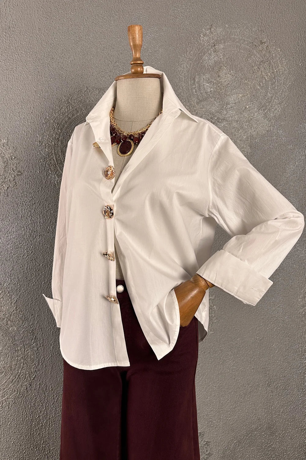 Beyaz linen kadın gömleği, altın aksesuar detaylı, oversize kesim, klasik yaka, önden görünüm