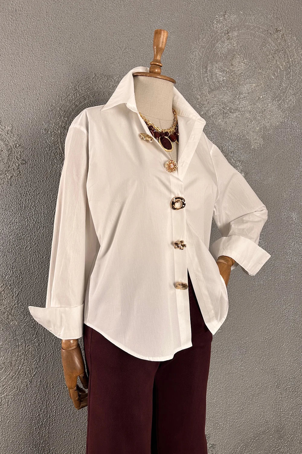 Beyaz aksesuar detaylı gömlek, bordo pantolon kombinasyonu, kadın oversize kesim, önden görünüm, şık butik tarzı