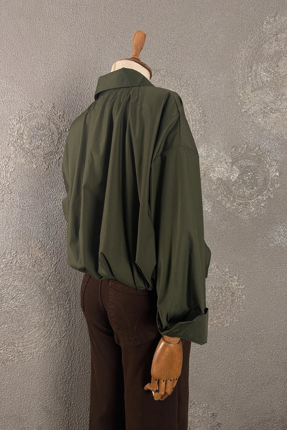 Haki yeşili kısa gömlek, kadın, oversize kesim, yandan görünüm, pamuk karışım kumaş