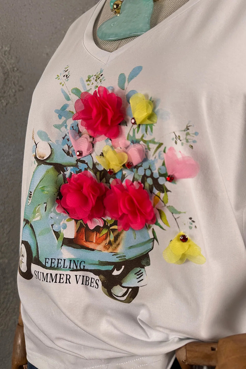 Çiçek Aplikeli T-shirt