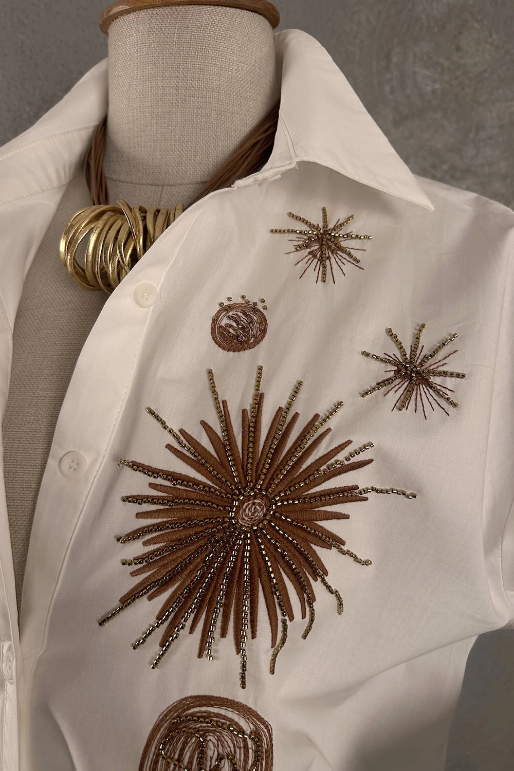 Krem işlemeli oversize gömlek, bronz detaylı güneş motifi, kadın, önden görünüm, zarif tasarım
