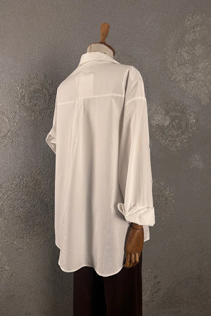 Krem oversize gömlek, kadın, uzun kollu, hafif dokulu kumaş, rahat kesim, yandan görünüm