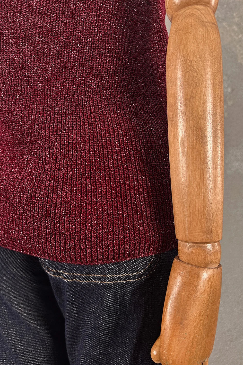 Bordo simli triko bluz, kadın kıyafeti, yandan görünüm, uzun kollu, ince dokulu kumaş, casual stil