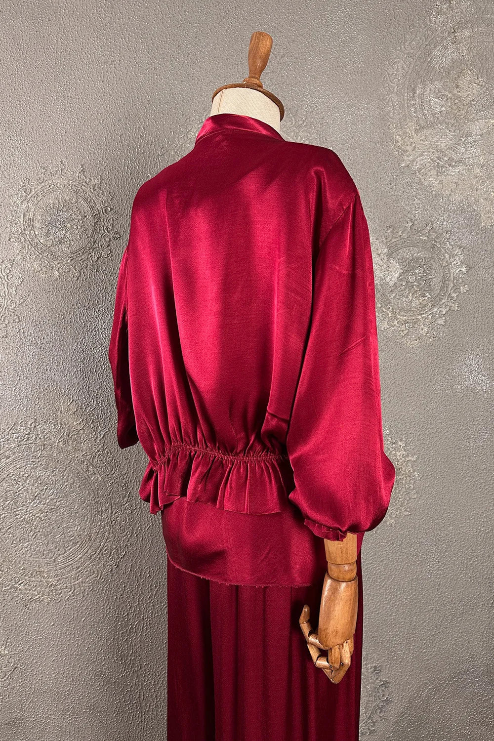 Bordo ipek saten kadın ceketi, büzgülü bel detaylı, şık kesim, arka görünüm