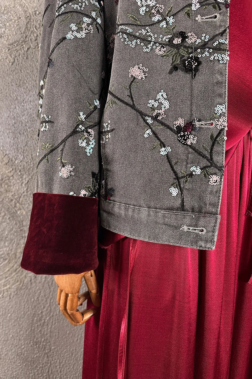 Gri işlemeli kot ceket, beyaz çiçek detaylı, bordo kadın kolsuz yelek kombinasyonu, detay görünüm