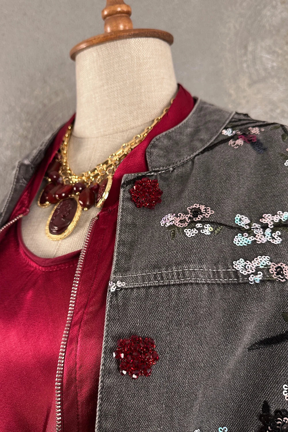 Bordo işlemeli kot ceket, kadın, gri denim, pullu çiçek detaylı, kırmızı boncuk aksesuarı, önden görünüm