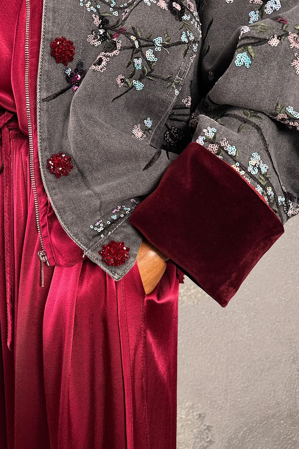 Bordo kadın kot ceketi, gri çiçek işlemeli detaylı, fermuarlı, şık kombinli görünüm