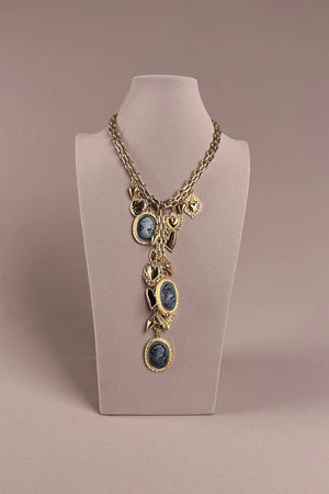 Altın zincirli cameo charm kolye, mavi taşlı kadın aksesuar, vintage tarzı, detay görünüm