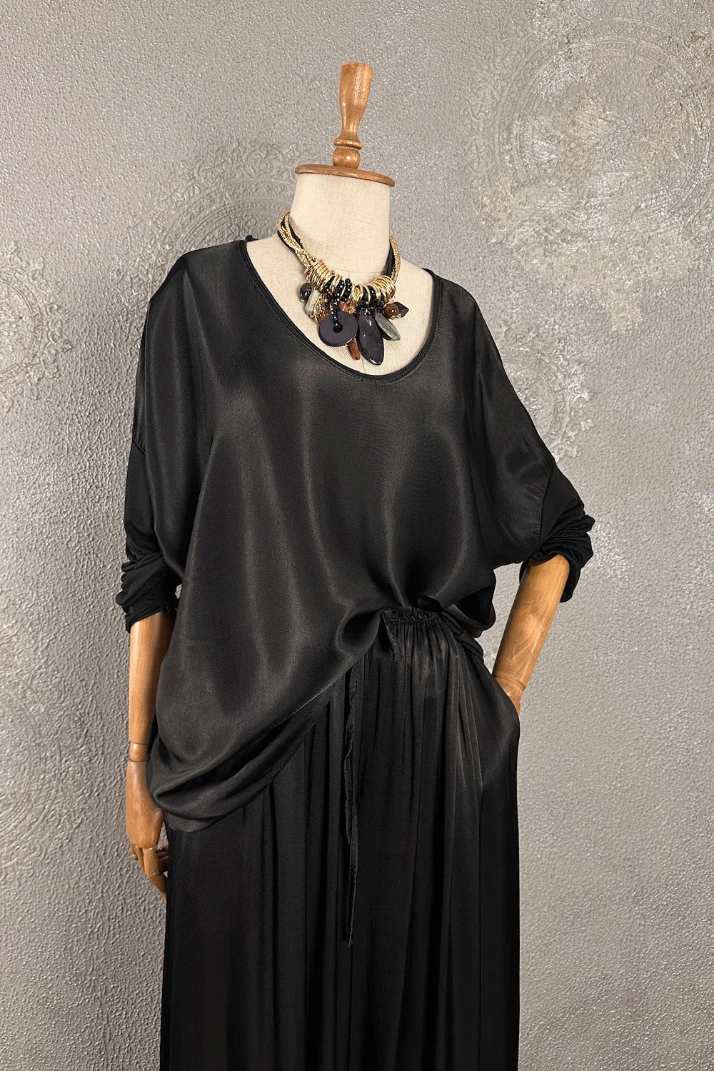 Siyah dökümlü ipek saten bluz, uzun kollu, elastik bel detaylı, rahat kesim, kadın giyim, önden görünüm