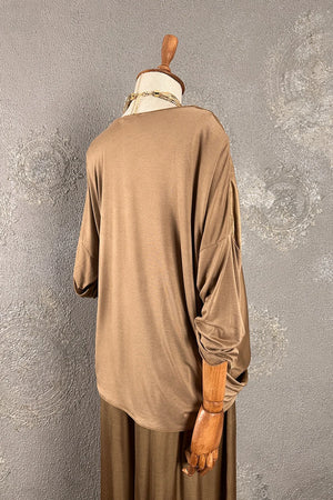 Bej dökümlü ipek saten bluz, kadın, uzun kollu, yumuşak drape kesim, yandan görünüm