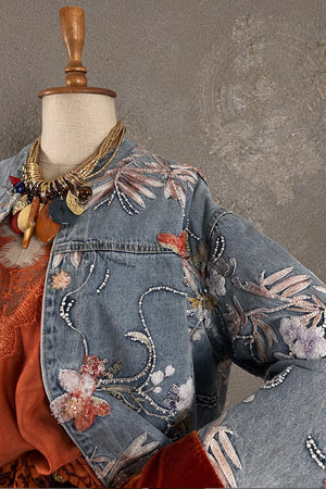 İşlemeli denim ceket, çiçek ve yaprak motifli, boncuk detaylı, kadın giyim, önden görünüm, mavi renk
