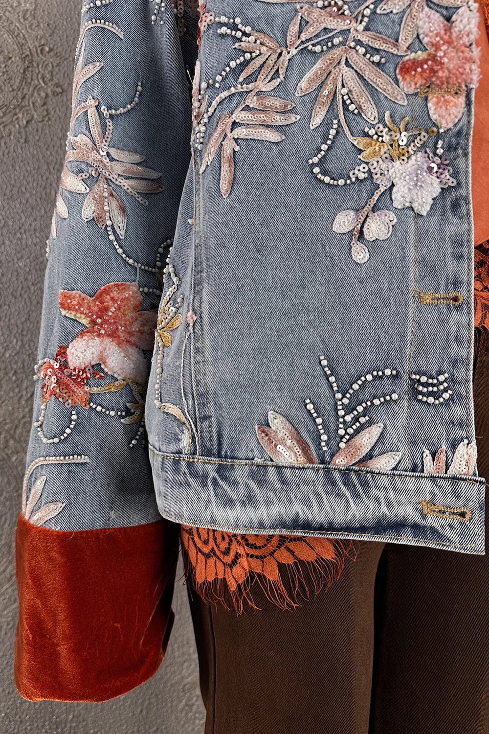 İşlemeli denim ceket, çiçek ve yaprak motifli, boncuk detaylı, kadın giyim, önden görünüm, mavi-kırmızı renk