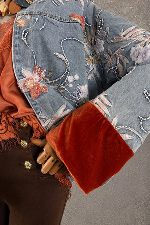 İşlemeli denim ceket, çiçek ve boncuk detaylı, mavi renk, kadın giyim, vintage stil, detay görünüm
