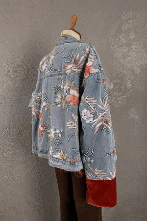 İşlemeli denim ceket, çiçek motifli, mavi-kırmızı kadın blazer, uzun kollu, oversize kesim, yandan görünüm