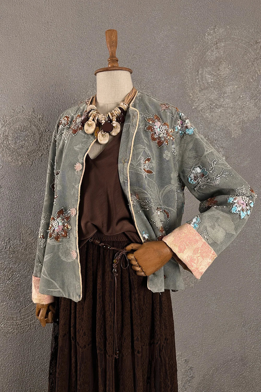 Gri nakışlı kadın ceketi, çiçek detaylı, vintage stil, kahverengi elbise kombinli, önden görünüm