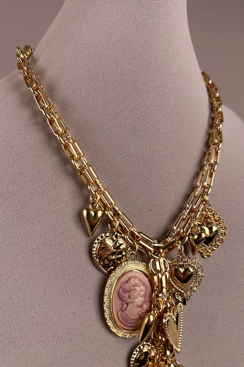 Altın zincirli kadın kolye, pembe kameolu charm detaylı, kalp ve figürlü aksesuar, şık tasarım