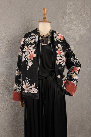 Siyah nakışlı ceket, çiçek desenli, kadın moda, fermuarlı, önden görünüm, şık tasarım