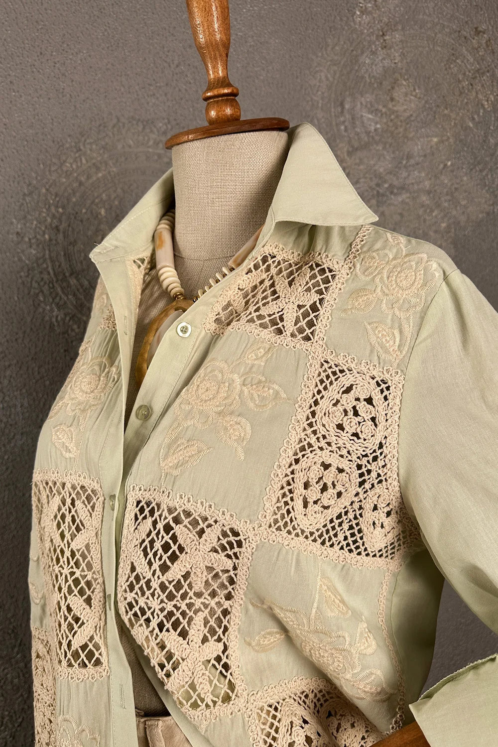 Kroşe Detaylı Gömlek