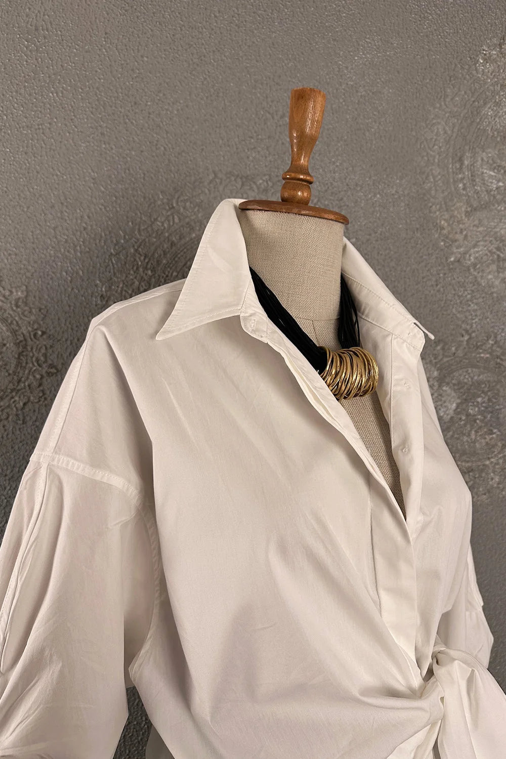 Krem bağlamalı kadın gömlek, beyaz pamuk kumaş, oversize kesim, altın aksesuarlı, önden görünüm