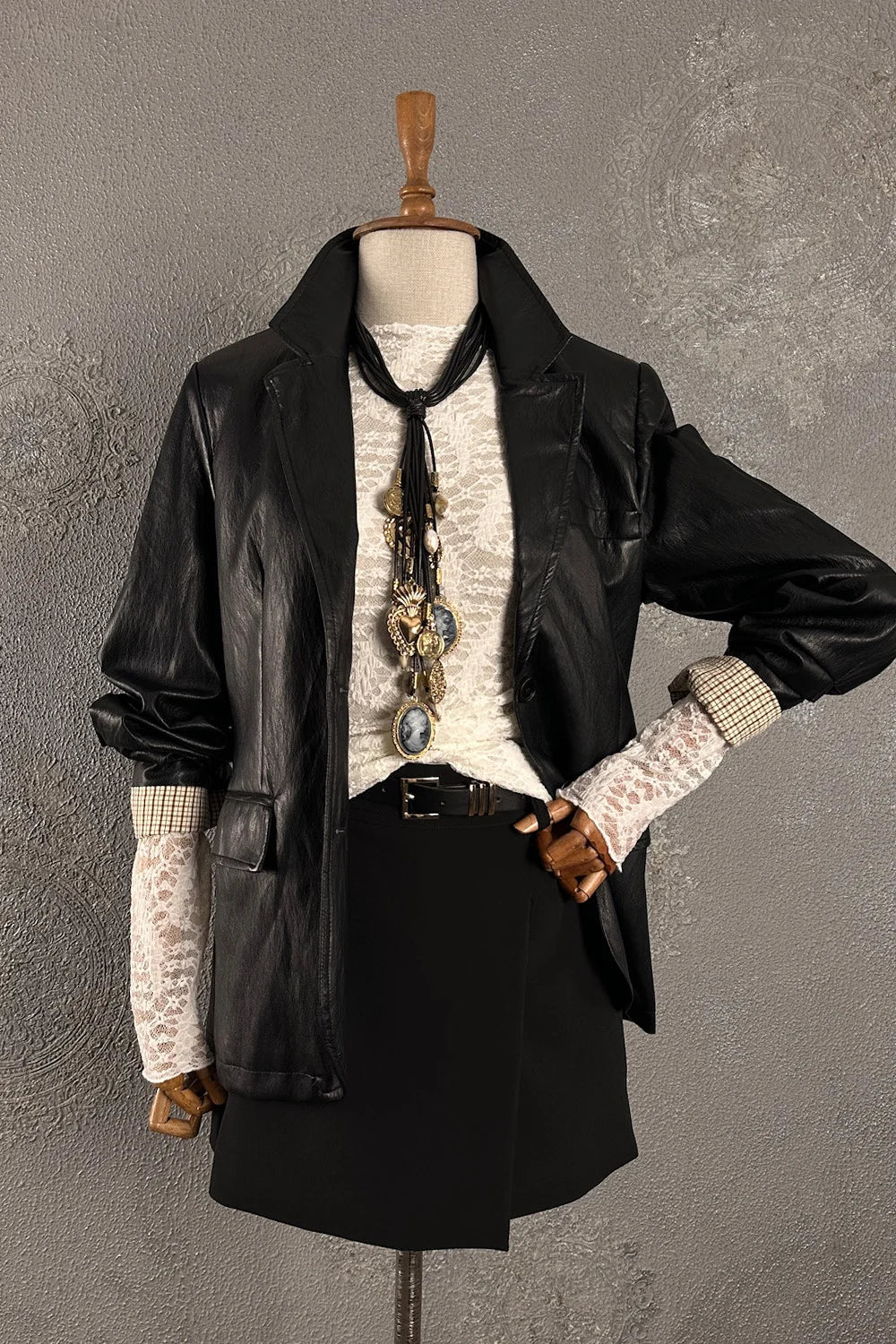 Siyah deri blazer ceket, beyaz dantel detaylı, altın aksesuar, kadın moda, şık ve zarif kesim, önden görünüm.