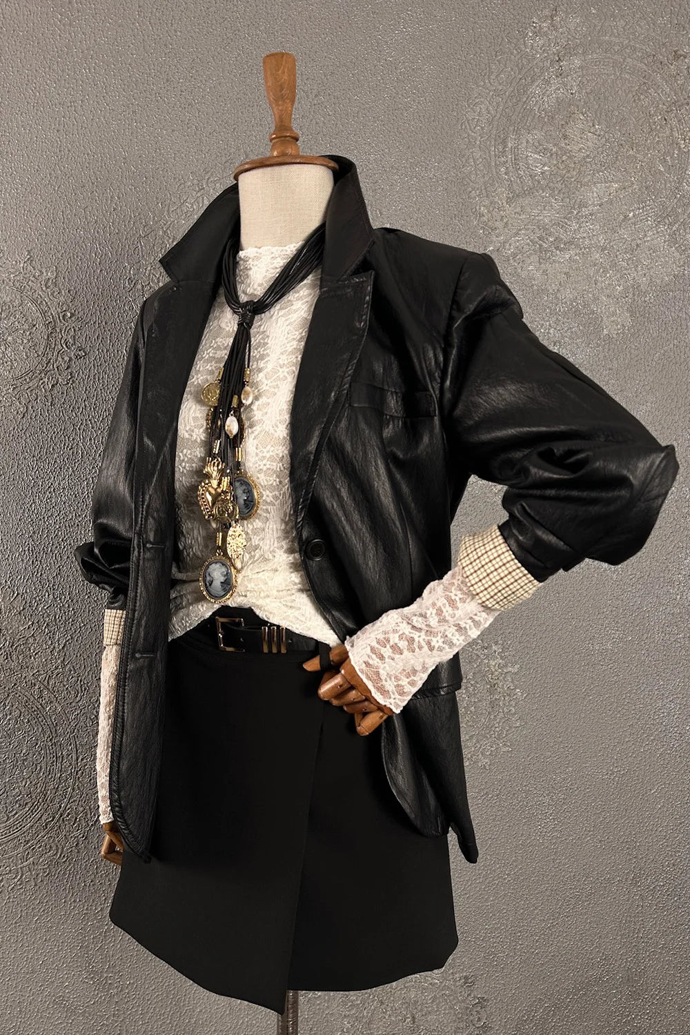 Siyah deri blazer ceket, kadın, beyaz dantel bluz üstüne, vintage bağcık aksesuar, klasik şık kesim, önden görünüm