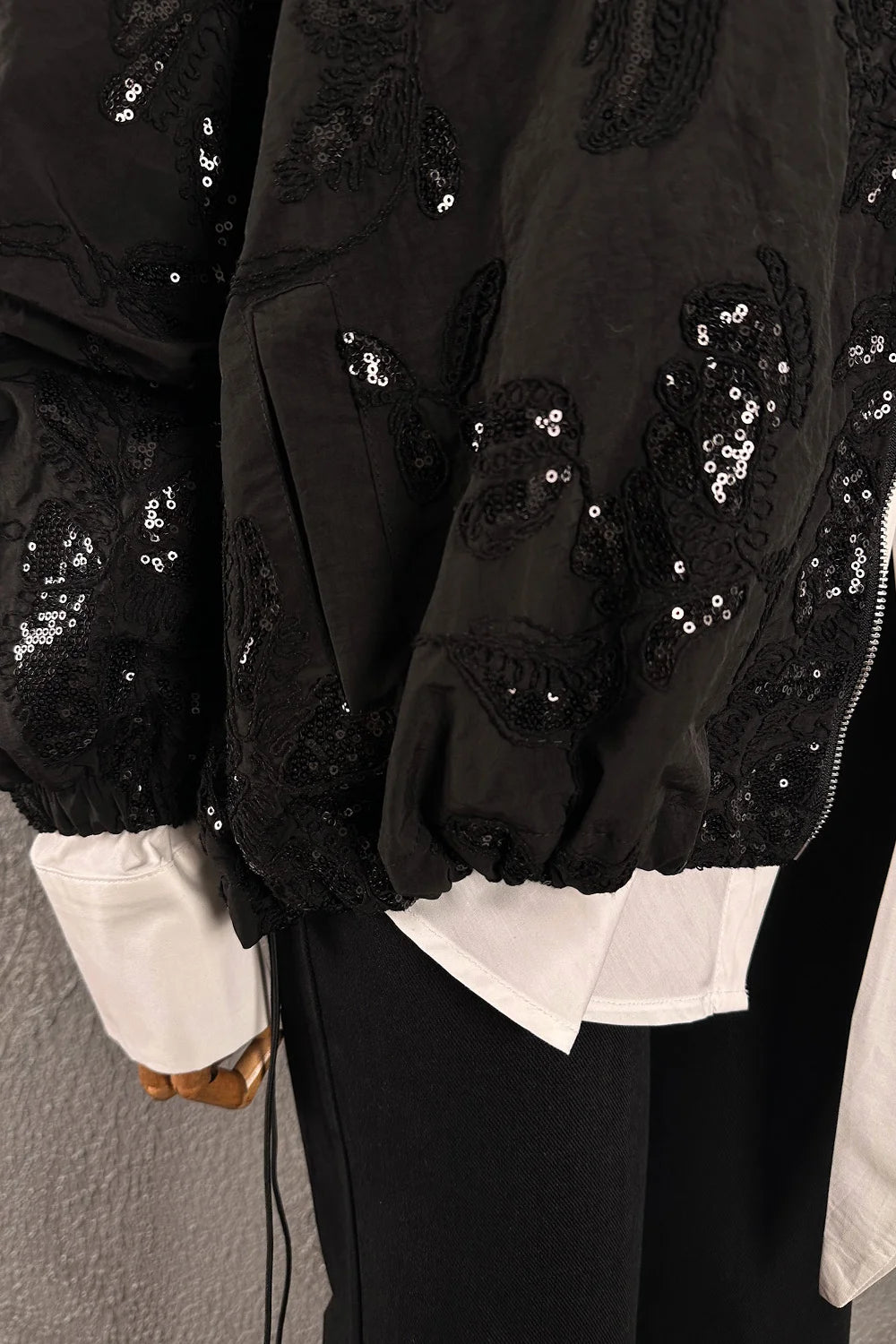 Siyah pul işlemeli mont, beyaz gömlek detaylı, kadın, şık tasarım, önden görünüm, nefis detaylar