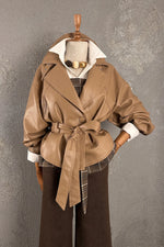Krem deri kemerli ceket, kadın, çift göğüslü, oversize kesim, beyaz gömlek detaylı, önden görünüm