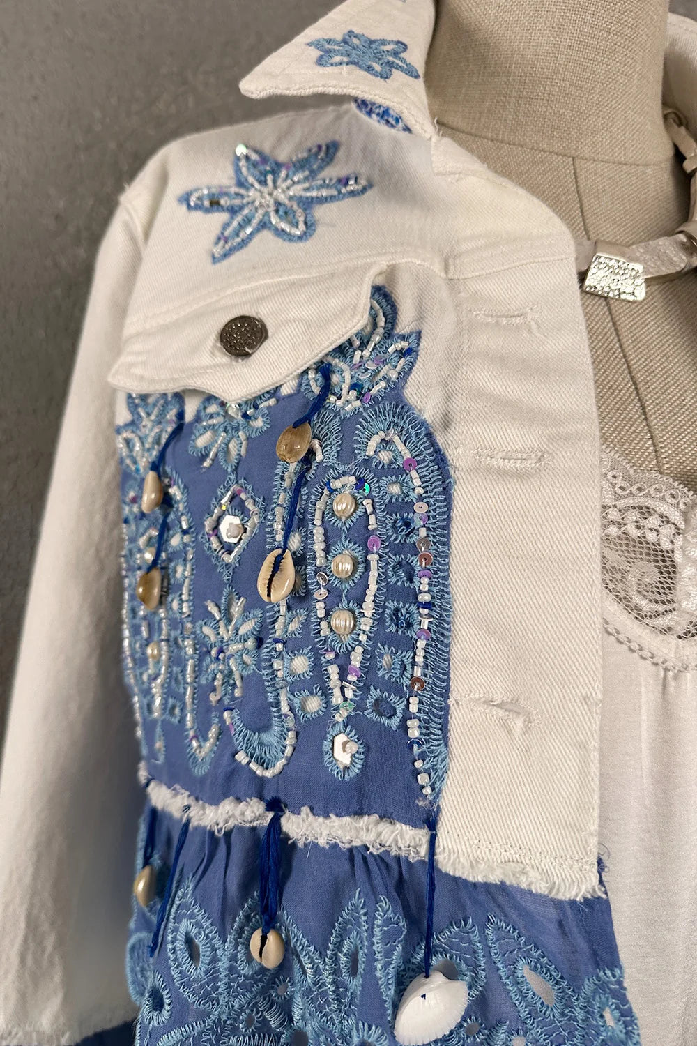 İşlemeli Crop Denim Ceket
