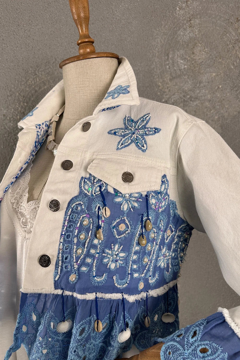 İşlemeli Crop Denim Ceket