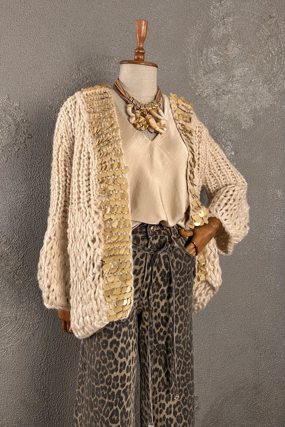 Krem pul işlemeli hırka, kadın örgü cardigan, altın pullu detay, oversize kesim, önden görünüm