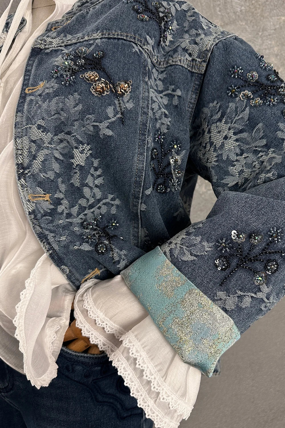 Payet işlemeli denim ceket, kadın giyimi, mavi renk, çiçek motifli, detaylı boncuk süslemesi, vintage stil, önden görünüm
