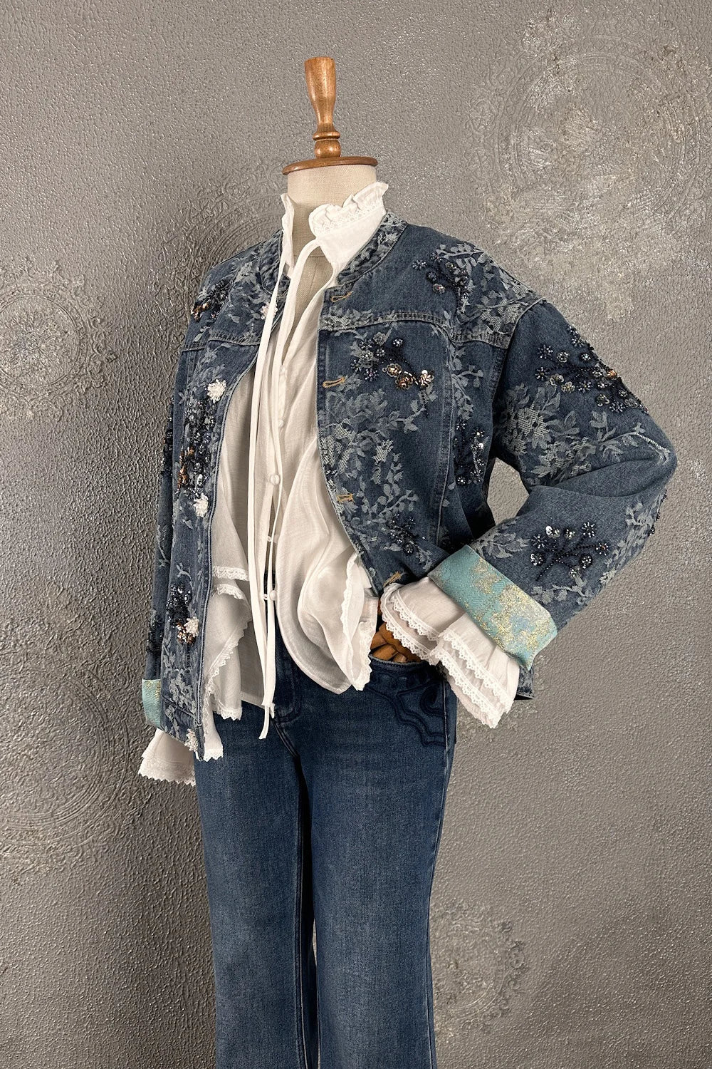 Payet işlemeli denim ceket, çiçek desenli kadın blazer, vintage stil, önden görünüm, koyu mavi renk