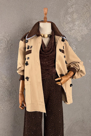 Krem işlemeli kısa trençkot, kahverengi yaka detaylı, kadın blazer ceketi, çiçek aplike, önden görünüm