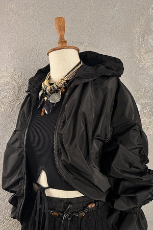 Siyah puffer ceket, dantel detaylı, kapüşonlu, fermuarlı, kadın kış montu, oversize kesim, önden görünüm