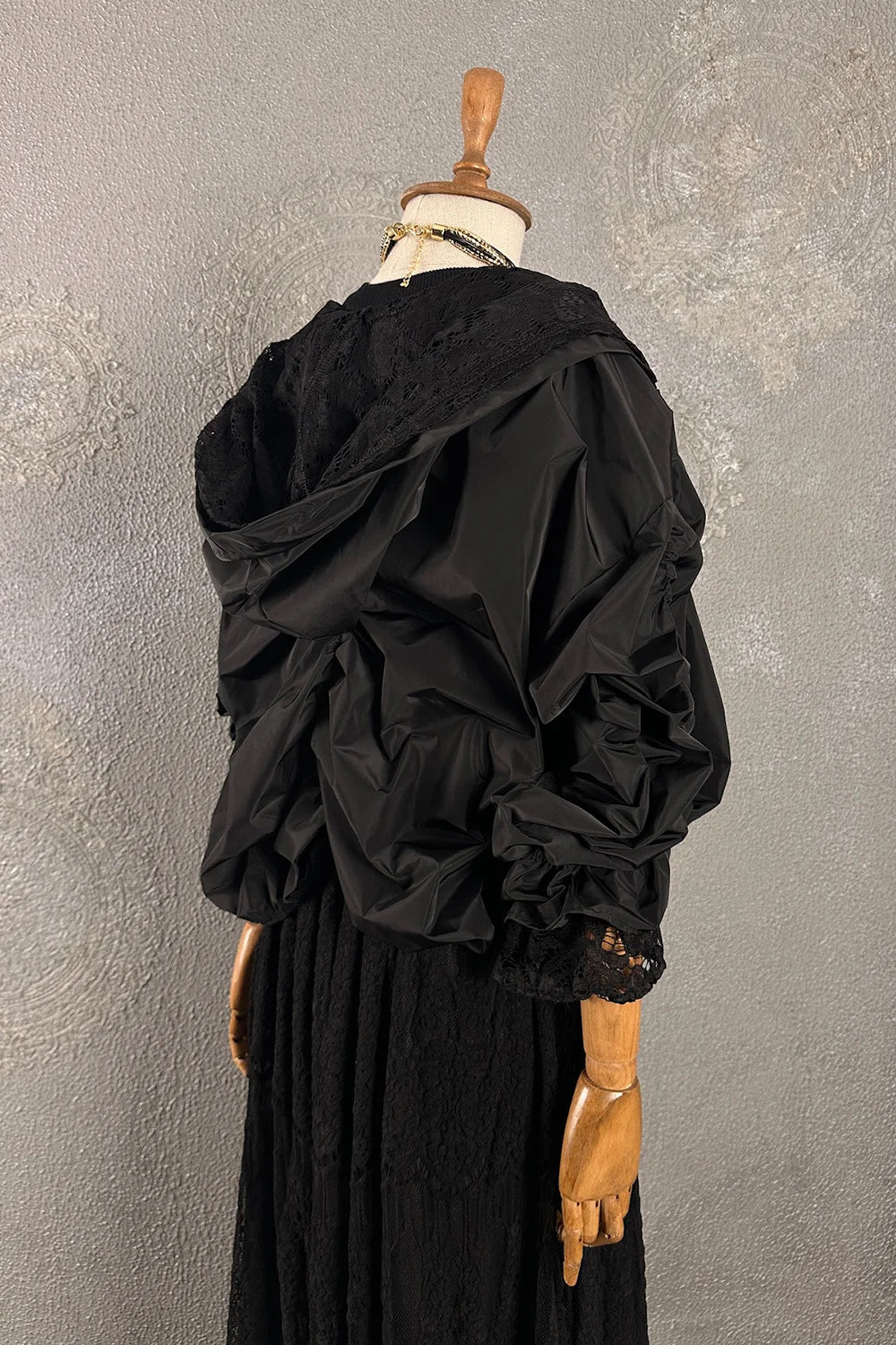 Siyah dantel detaylı hafif ceket, taffeta kumaş, ruşeli tasarım, kadın giyim, yandan görünüm