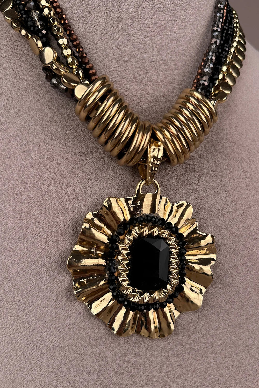 Siyah taşlı gold madalyon kolye, kadın aksesuar, zincirli tasarım, detay görünüm
