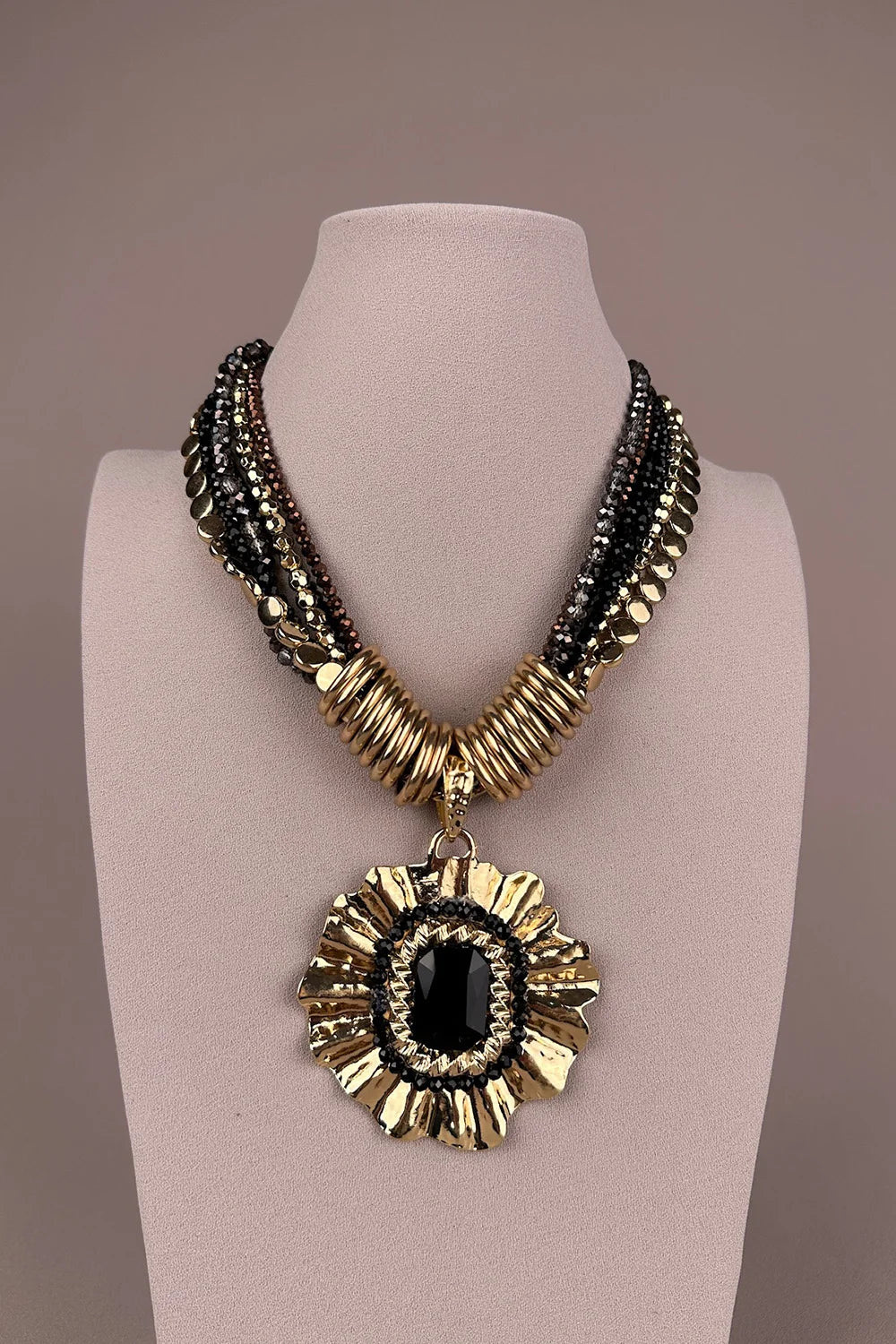 Siyah taşlı gold madalyon kolye, kadın aksesuar, çok katmanlı boncuk detaylı, şık tasarım, önden görünüm