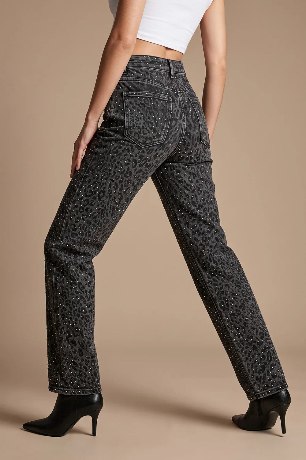 Taş işlemeli leopar desenli siyah kadın jeans, yüksek bel, düz paça, yandan görünüm