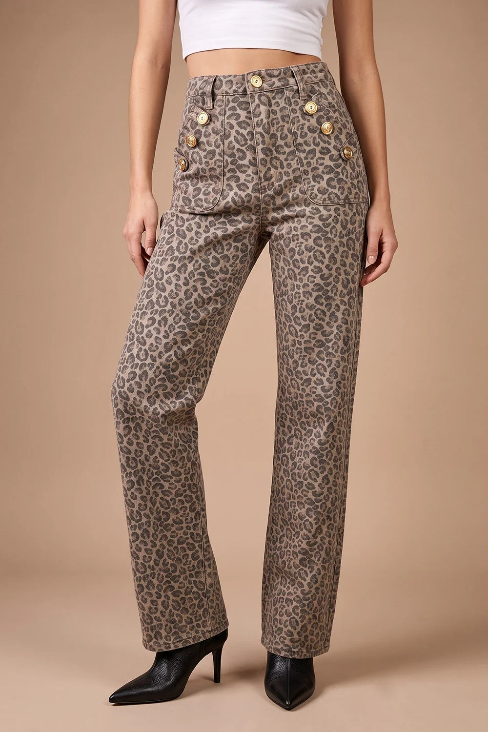 Leopar desenli kadın jeans, düğme detaylı, yüksek bel, düz kesim, siyah topuklu bot ile kombinli