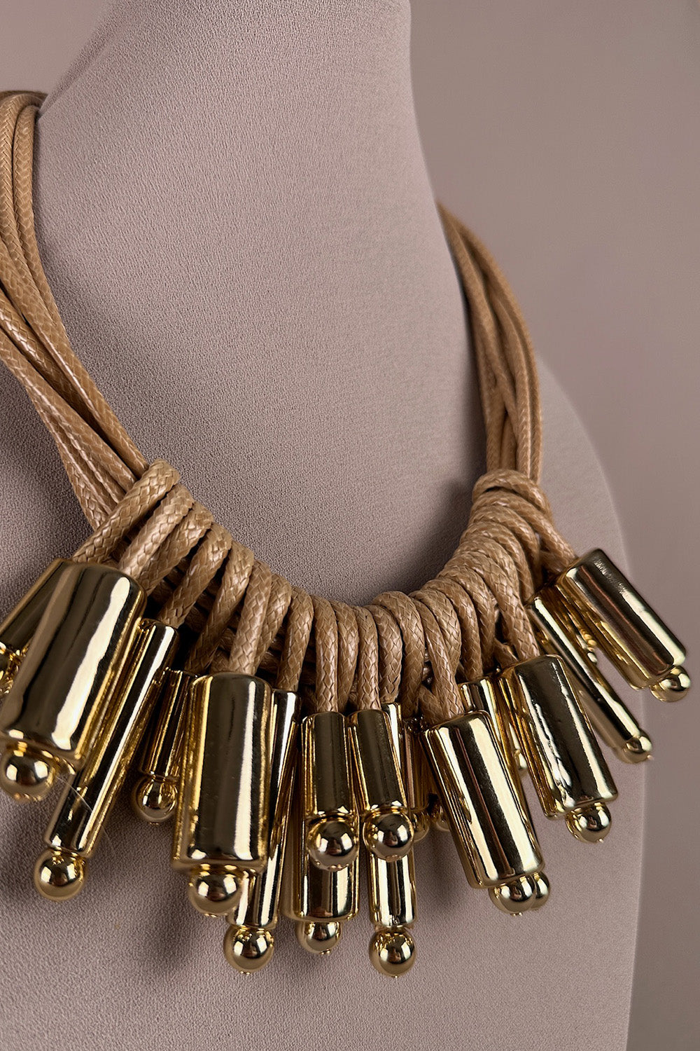 Gold Detaylı Deri Kolye