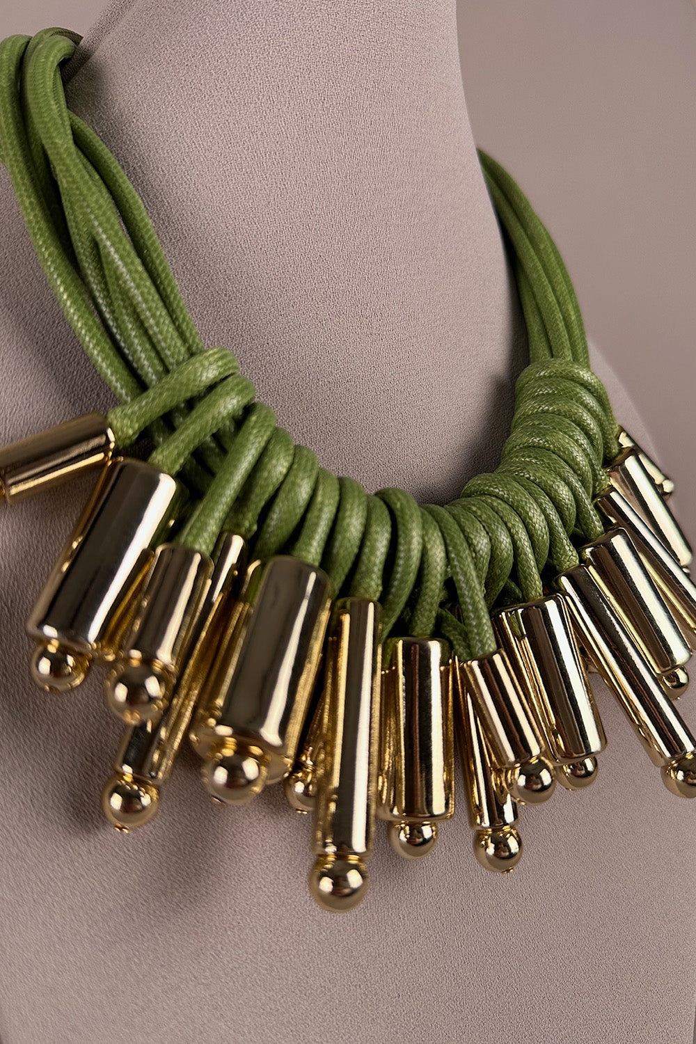 Gold Detaylı Deri Kolye