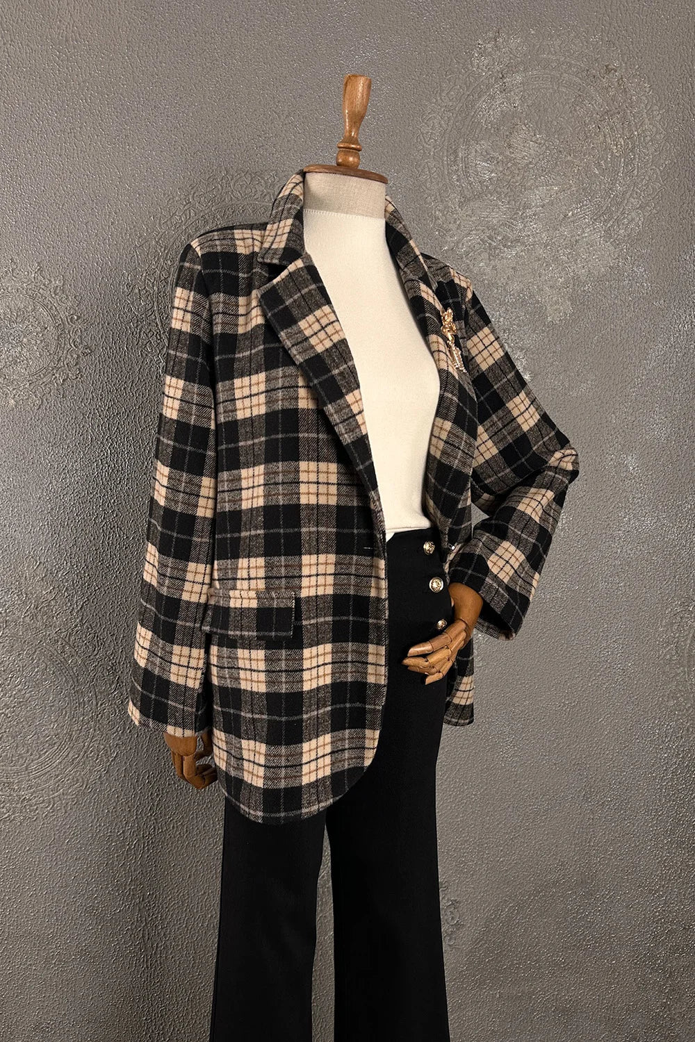 Ekoseli blazer ceket, siyah-krem kareli kadın ceketi, oversize kesim, açık önden görünüm, klasik tarzda.
